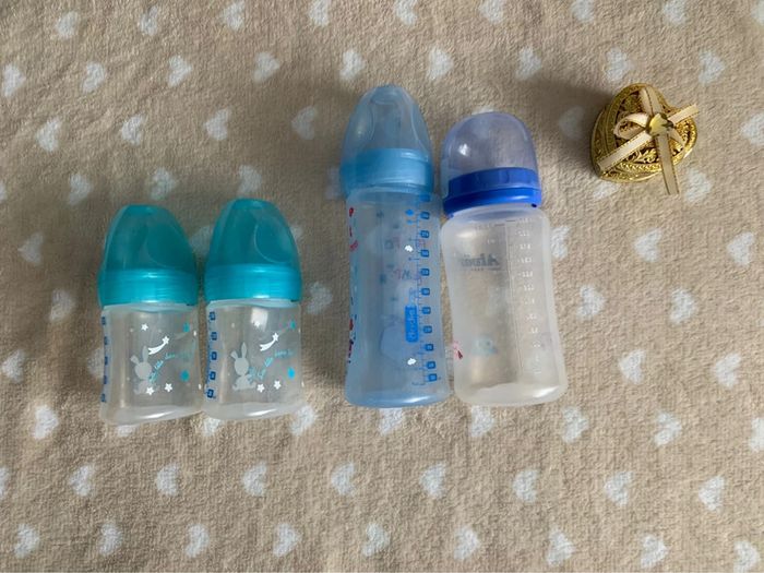Lot 4 biberons dodie initiation 0-6 mois 150ml et dodie 330ml 😺