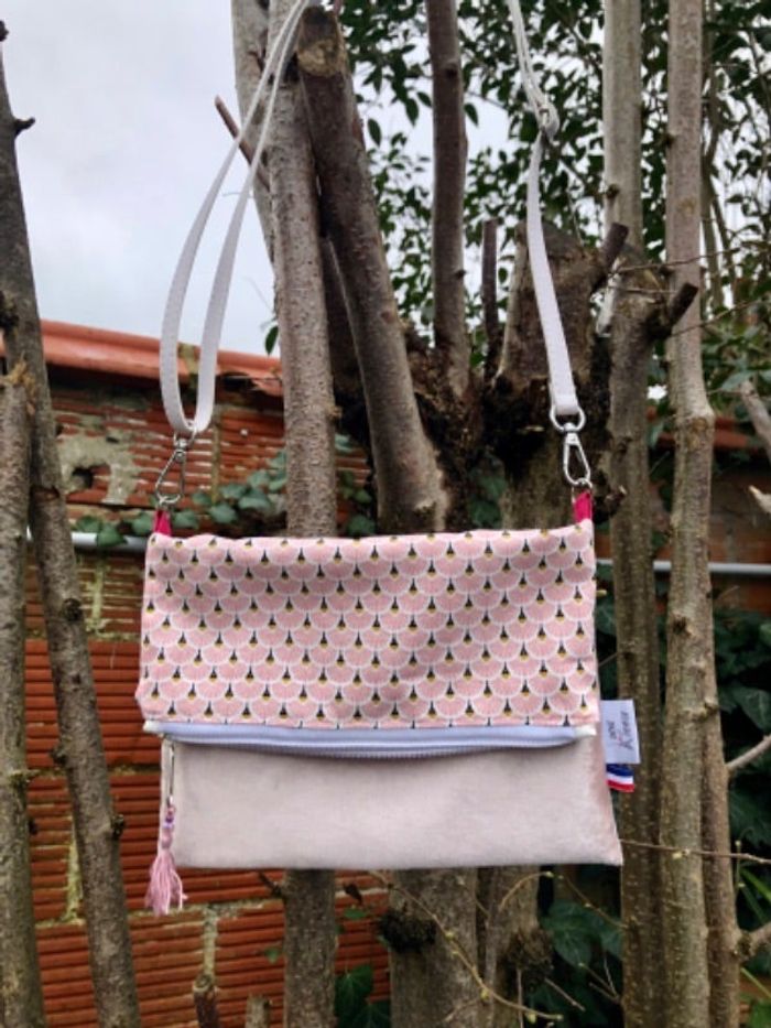 Sac rose et brillant avec bandoulière  réglable