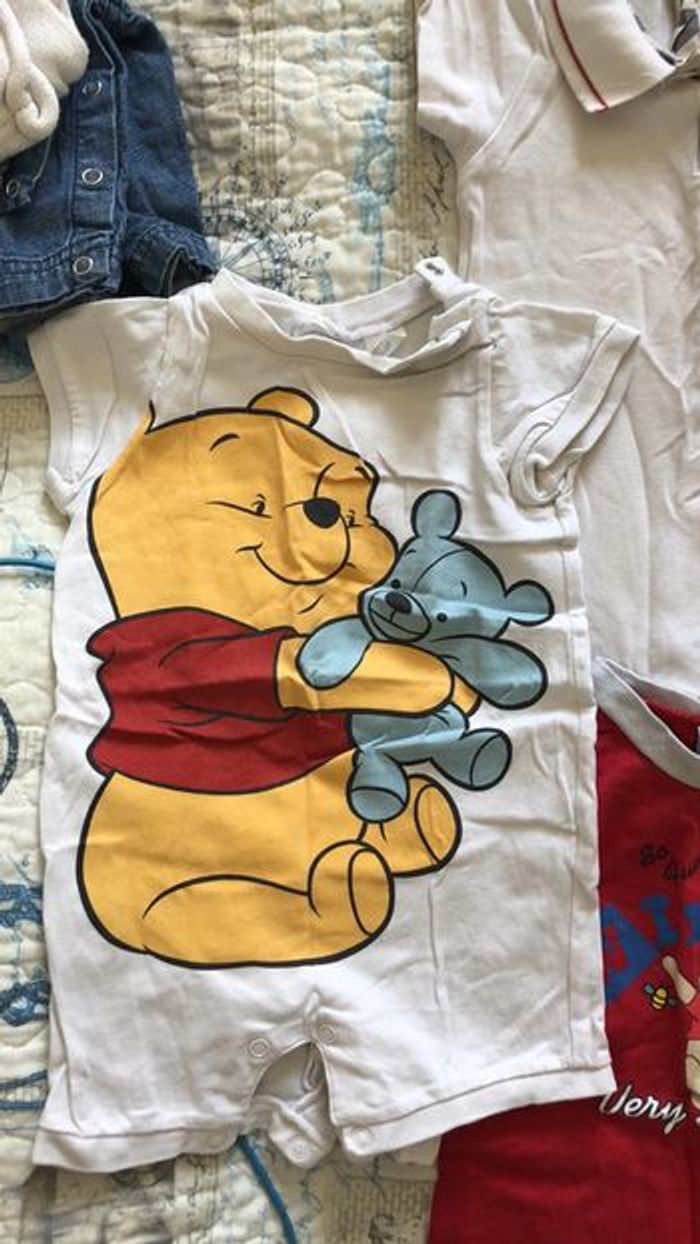 lot de barboteuses 6 mois disney et une burberry - photo numéro 5