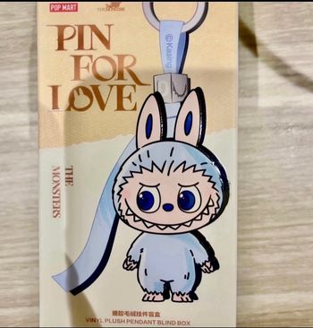 Pin for love labubu popmart boîte jaune