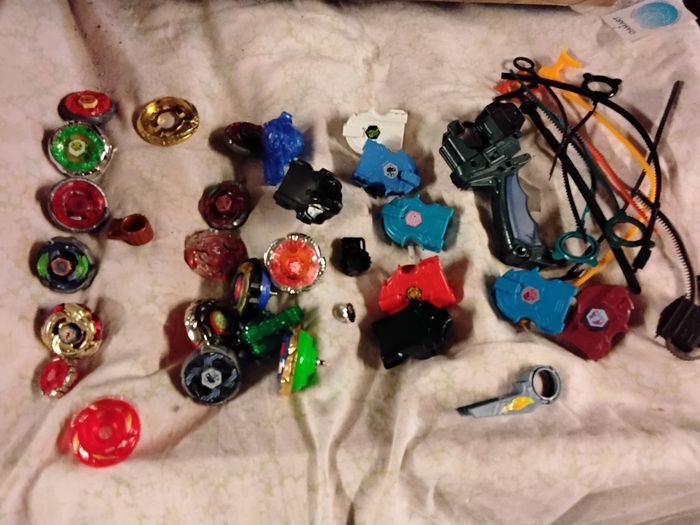 Lot de toupie s. Avec lanceurs