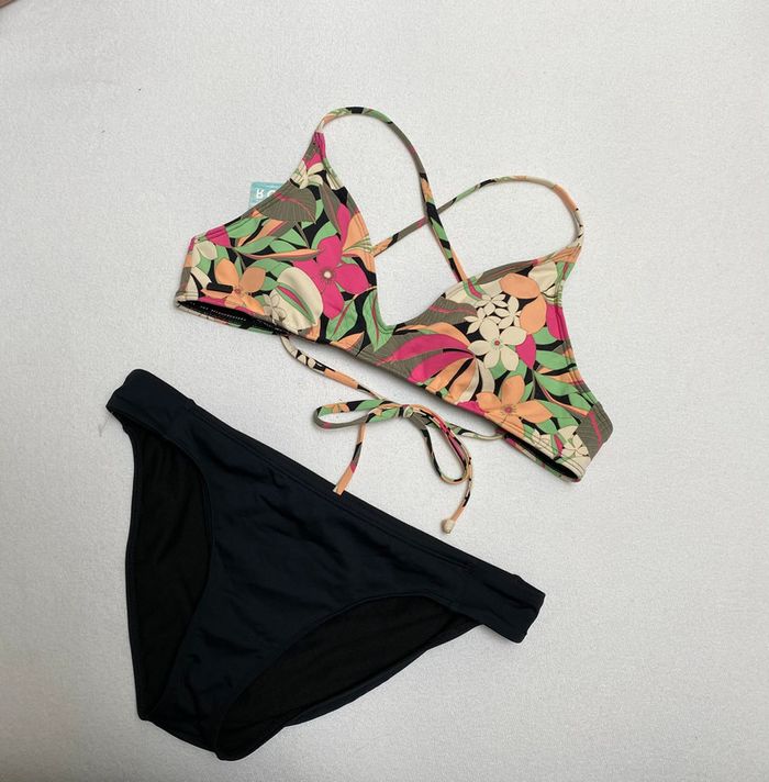 Maillot de bain deux pièces Roxy S noir et fleurs multicolores