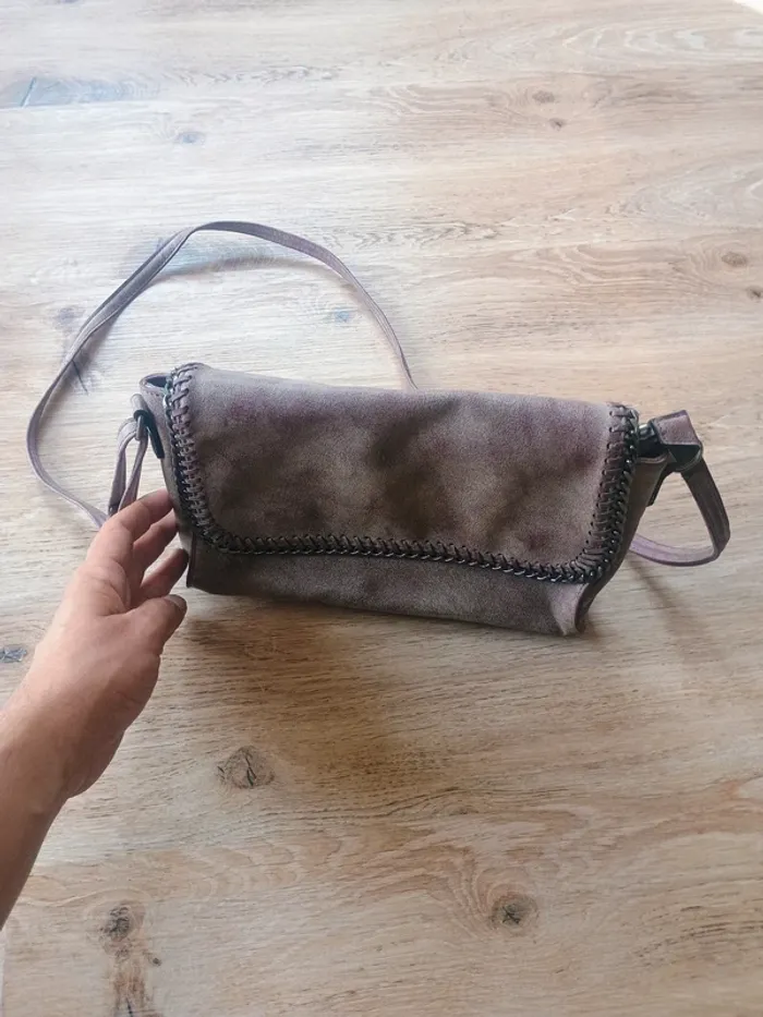 Sac bandoulière effet daim prune avec chaîne décorative - photo numéro 3