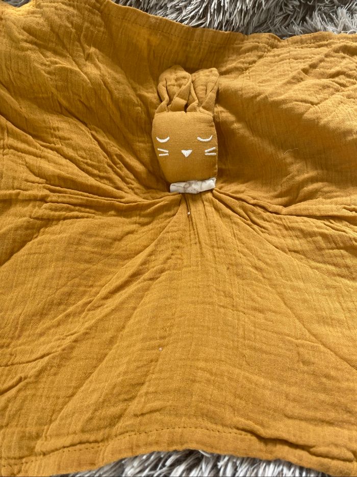 Doudou lapin plat Atmosphéra gaze de coton moutarde