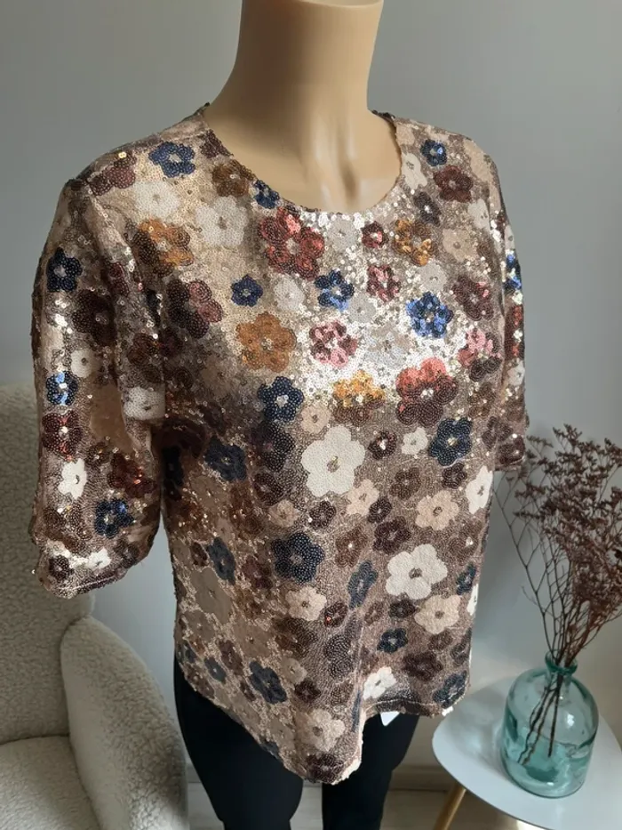 Top à sequins et fleurs très joli - photo numéro 2