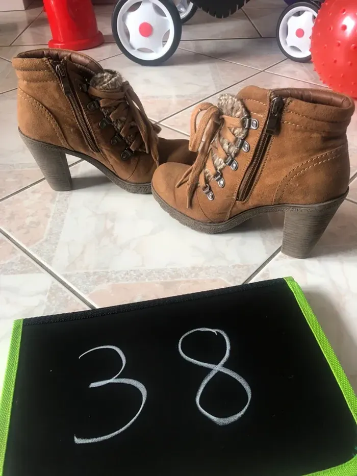 Belle paire de bottine de la marque Marco Tozzi de pointure 38 - photo numéro 3