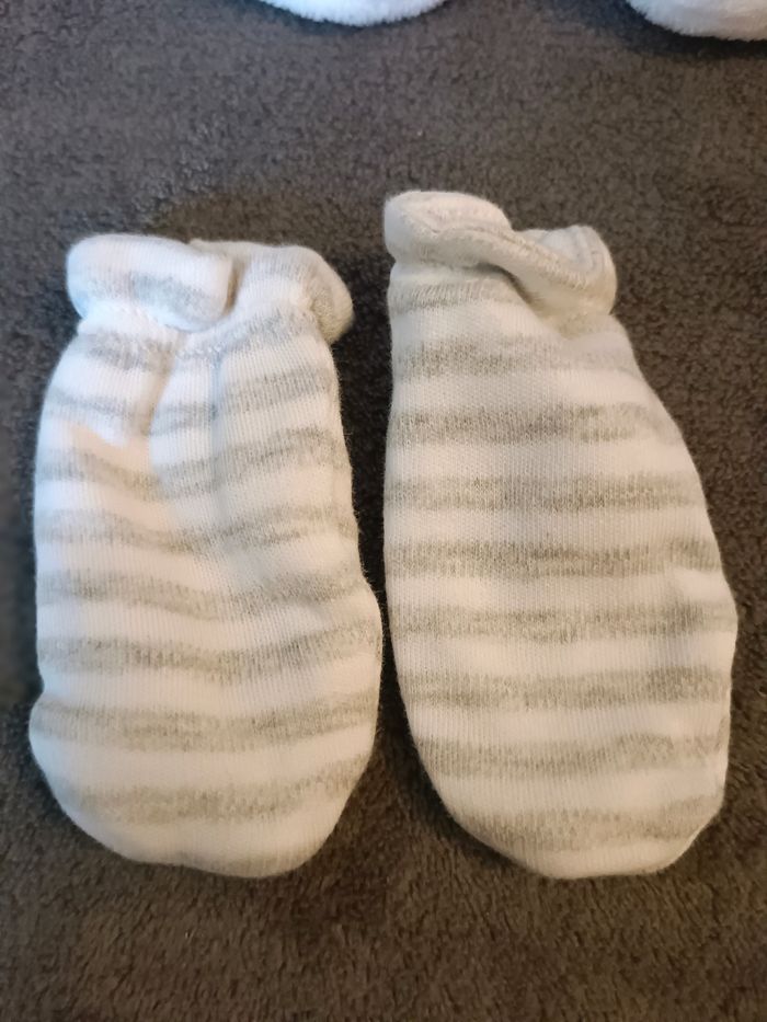 Lot chaussons et gants nourrisson - photo numéro 2