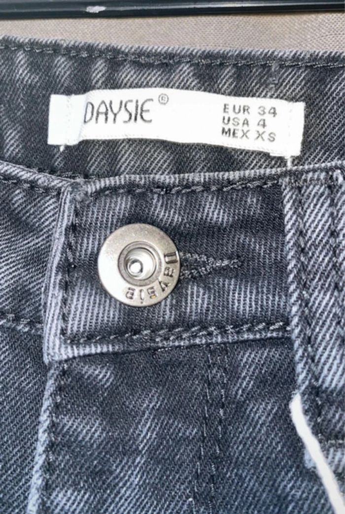 Short en jean noir clouté et destroy – Daysie – Neuf avec étiquette - photo numéro 3