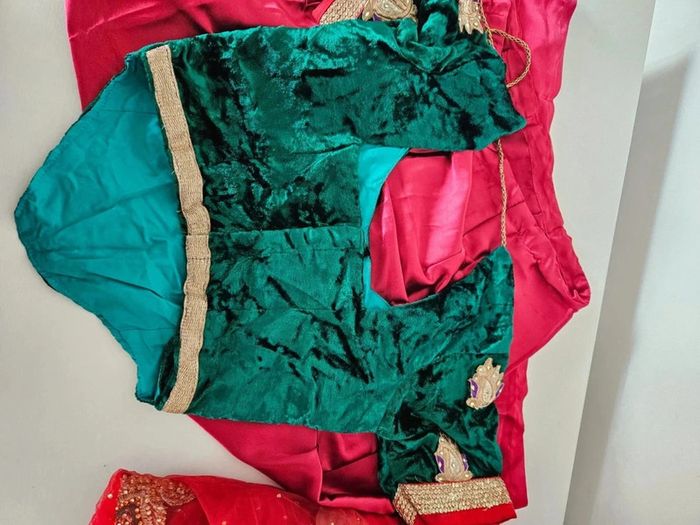 Véritable magnifique sari île Maurice brodé fait à la main rouge et vert velour robe indienne - photo numéro 12