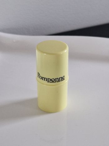 Maquillage highlighter pomponne