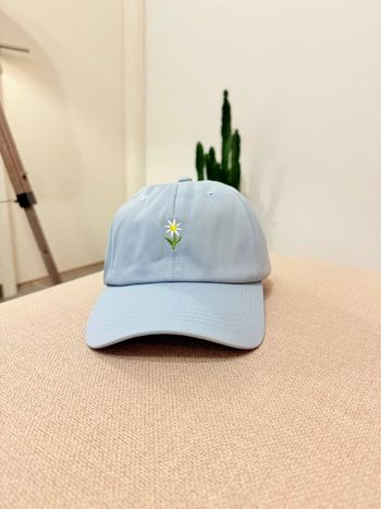 Casquette bleu clair brodée marguerite