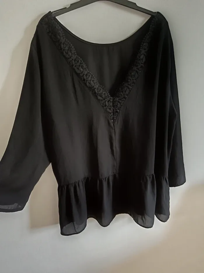 Blouse dentelle péplum