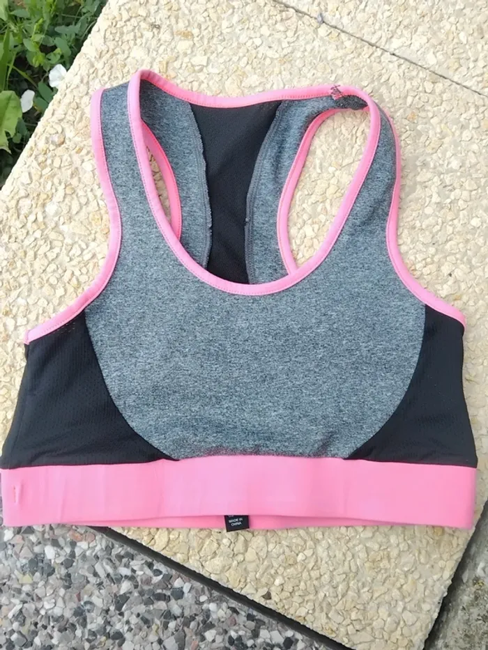 Lot de 2 brassières sport. Le gris est de la marque Jennifer et le rouge Athlitech. - photo numéro 2