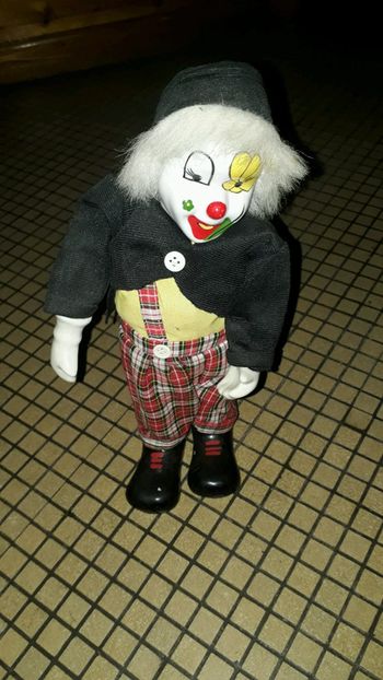 Figurine clown qui fait de la musique