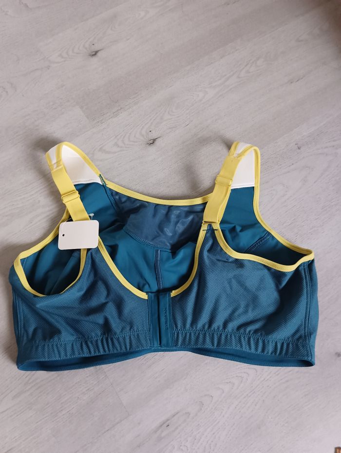 Brassière de sport 110 F Neuve avec étiquette - photo numéro 2