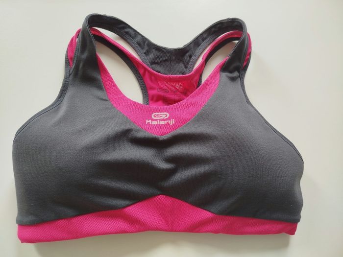 Brassière de sport femme de marque kalenji couleur gris et fushia . taille M
Portée une seule fois. En très bon état.