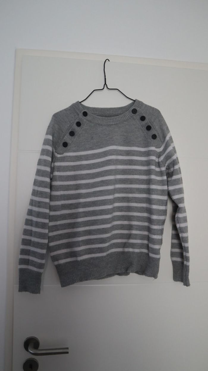Pull gris avec rayure blanche
