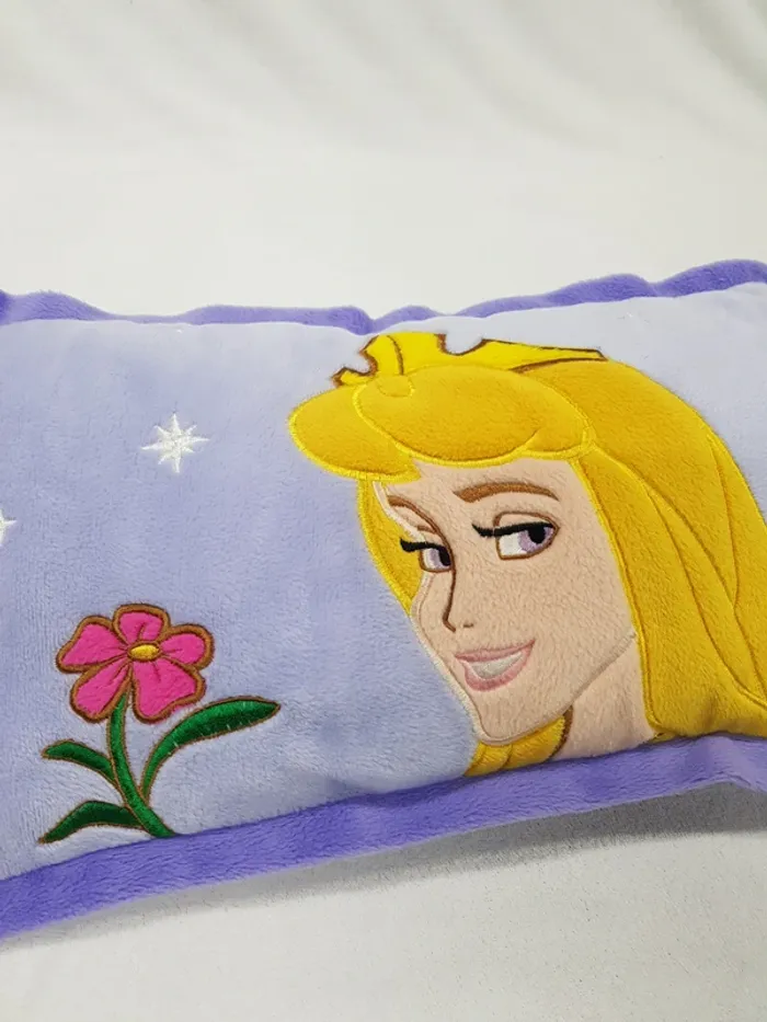 Coussin peluche princesse aurore la belle au bois dormant disney - photo numéro 3