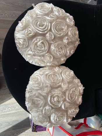 Lot de 2 coussins rond blanc effet fleur satiné