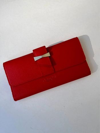 Portefeuille rouge avec noeud papillon argenté