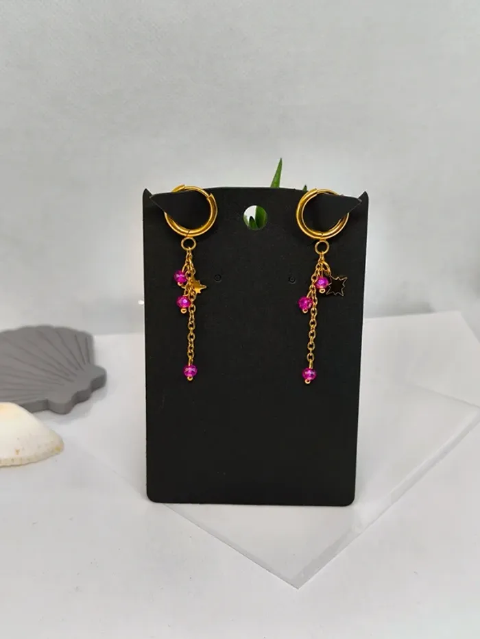 Boucles d'oreilles dorées étoile polaire et perles fushia