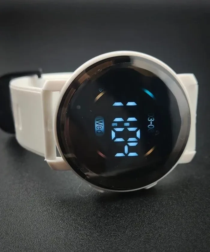 Montre digitale blanche, style rétro affichage - photo numéro 2