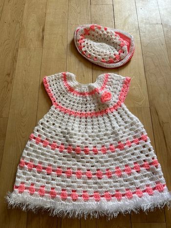 Robe et chapeau fait main au crochet