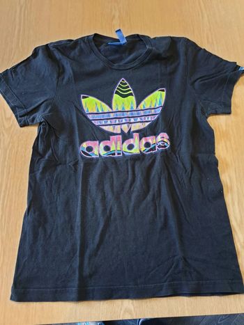 Tshirt homme Adidas S noir avec écriture multicolore