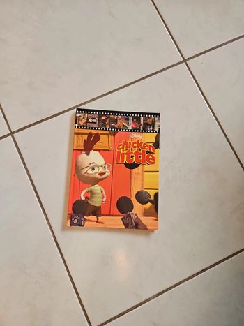 Livre chicken little Neuf u42