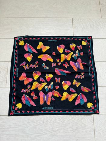 Foulard carré Sylvain Lefebvre noir et papillons multicolores