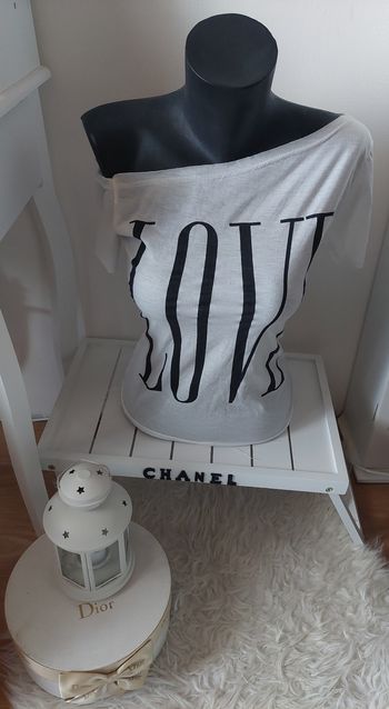 T-shirt blanc avec écrit "love" en noir T.U TBE