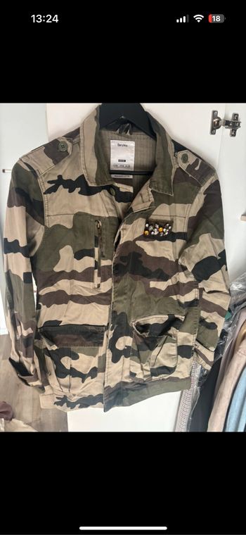 Veste imprimé militaire avec motif dans le dos bershka