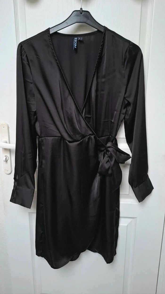 Robe noire satinée marque PIECES taille S