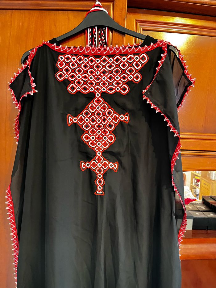 Robe kabyle 2 pièces, couleur noir robes droite et chas en voile, galons  et ceinture assorti - photo numéro 3