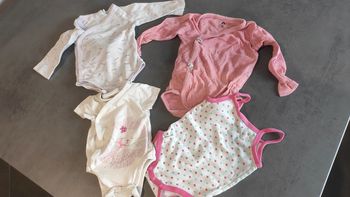 Lot bodys bébé fille 1 / 3 mois