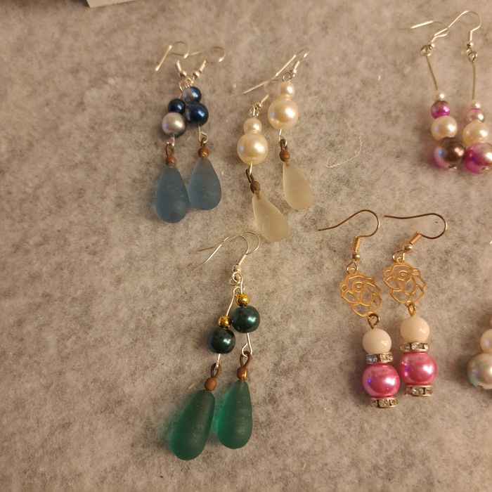 Boucles d'oreilles pendante avec perles nacré multicolore - photo numéro 3