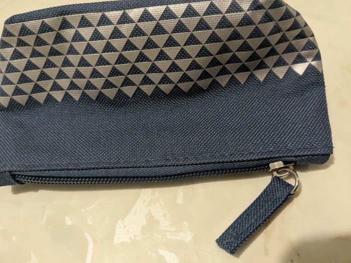 Joli porte monnaie Yves Rocher bleu et argenté. - photo numéro 4