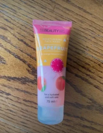 Vend un masque Action Beauty Dept à l’orange et au pamplemousse.
