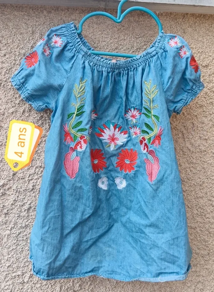 Robe brodée