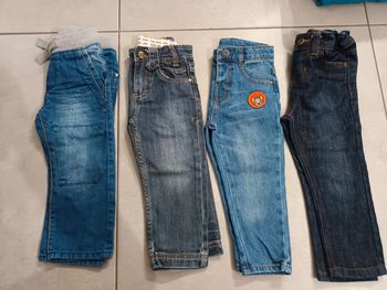 Lot de 4 très beaux jeans 24 mois