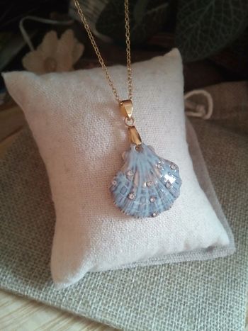 Collier pendentif coqu'illage en céramique et zirconium