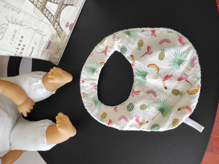 🍼 Bavoir rond bébé 6 mois – motif tropical 🌴 - photo numéro 1