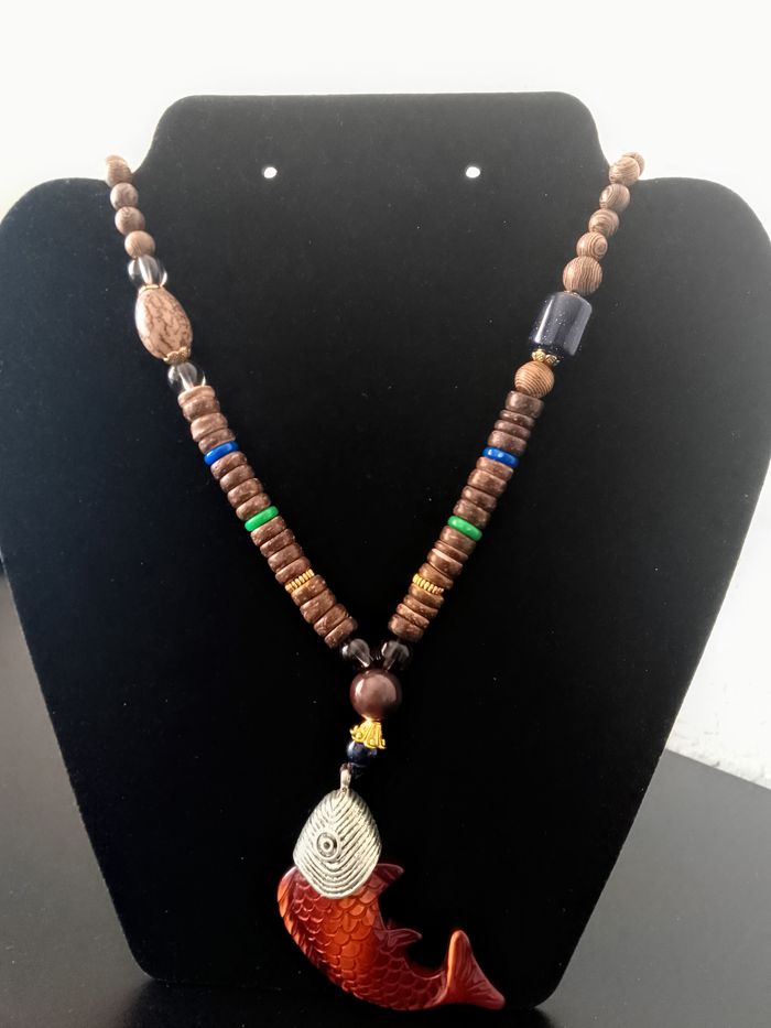 Collier perles en bois + pendentif poisson - photo numéro 3