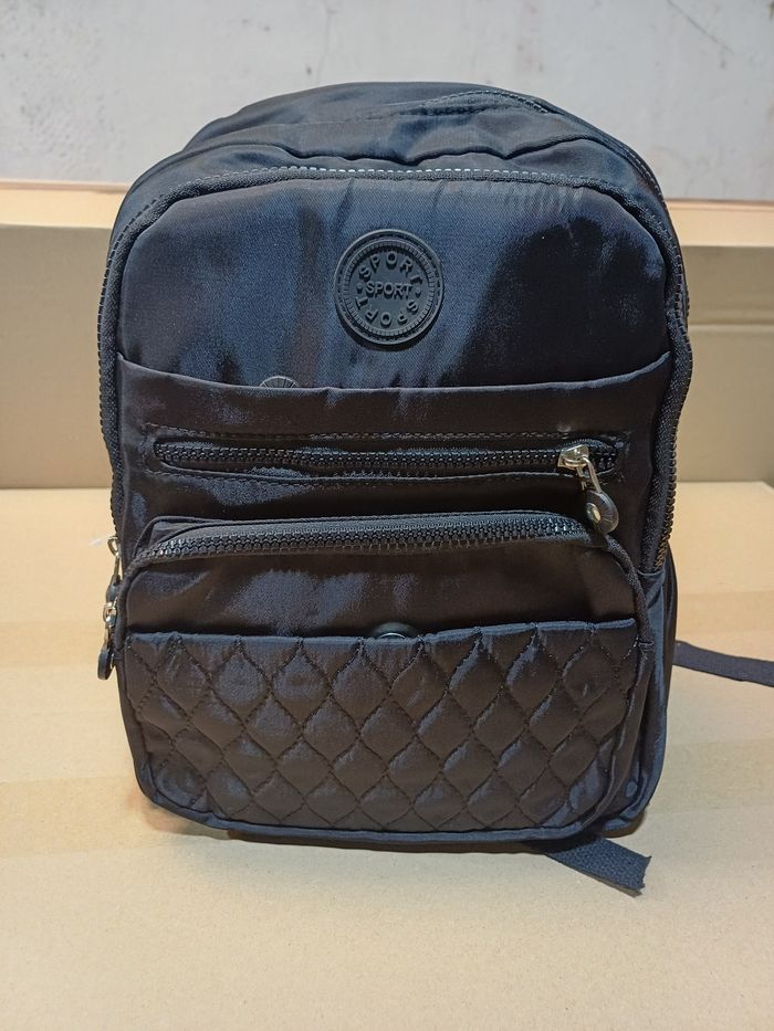 Sac à dos  noir en tissu satiné matelassé