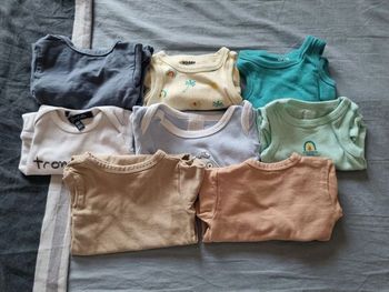 8 bodys manches courtes