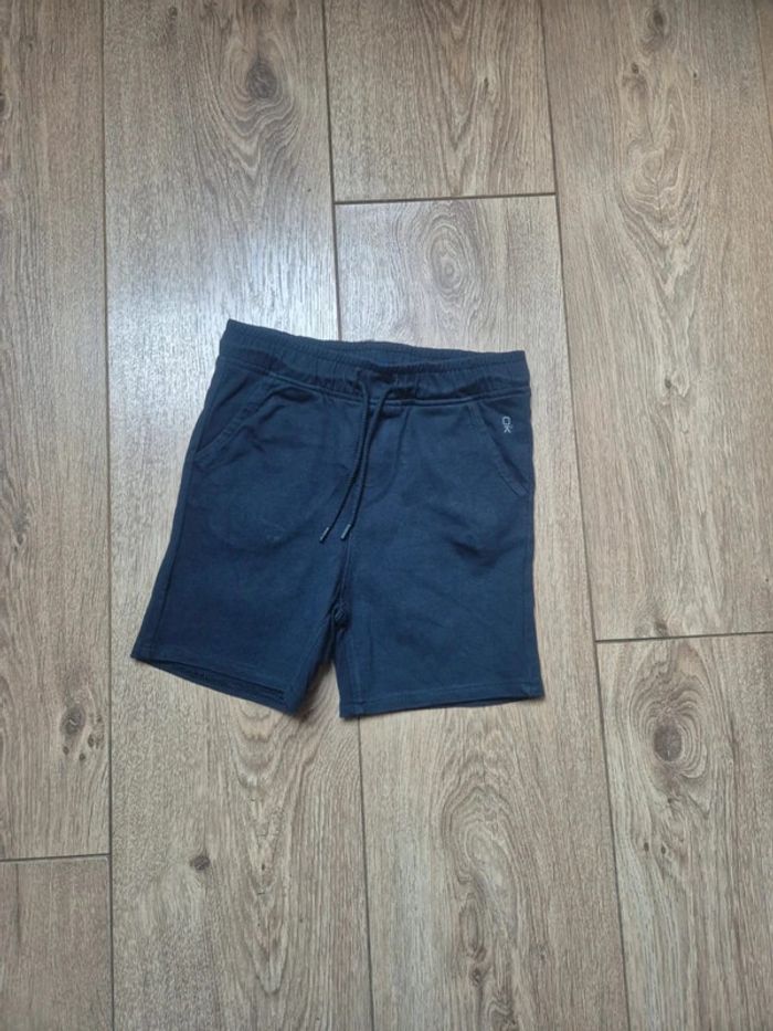 Short okaidi bleu 4 ans en très bon état