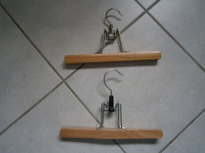 Lot de 2 cintres à pince en bois 25 cm