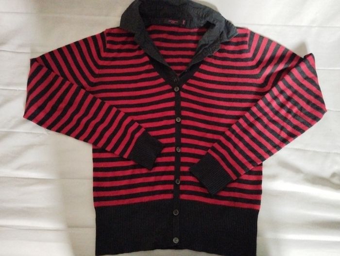 Pull rayé rouge et noir