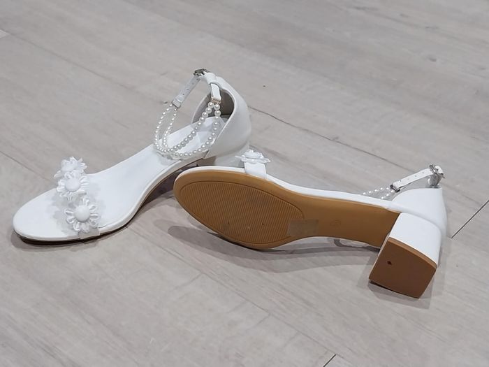 Sandales à talons compensés à bride fleurie et chaîne de perles T.39 - photo numéro 3