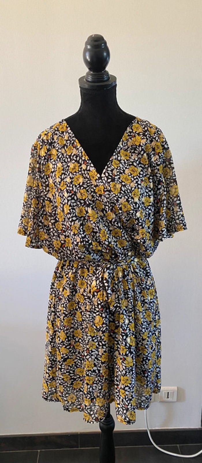 Robe d’été Van Der Rock taille 3 noire à fleurs jaunes et dorées